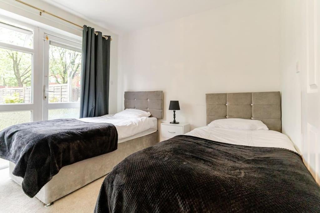 A&s Properties, No Guest Fees, Bank Transfe Deposit Available Apartment Wolverhampton